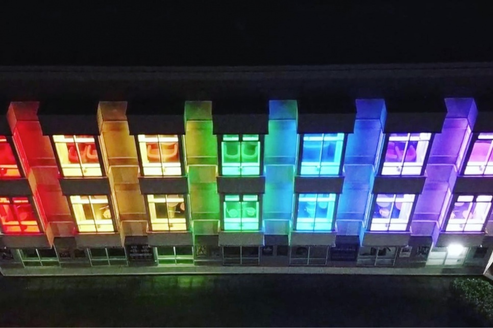 Llun o ffenestri lliwiau'r enfys | Image of rainbow coloured windows